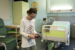 Une jeune patiente apprend à surveiller son diabète avec un lecteur de glycémie par bandelettes à électrodes. CIC 9301 hôpital Jeanne de Flandre CHRU Lille. © Inserm, P. Latron