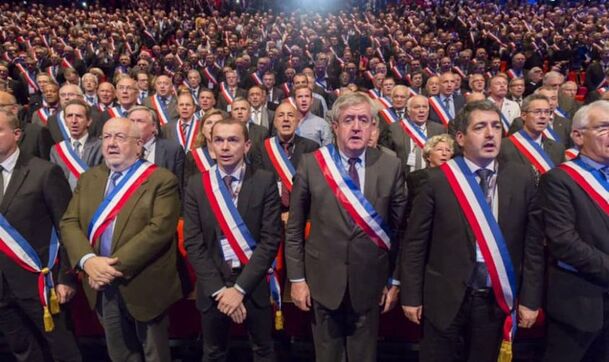 Les maires fissurent la statue du commandeur Macron
