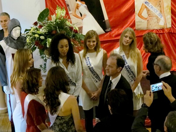Arrivée de Miss France et de ses dauphines à Châtillon sur Seine....