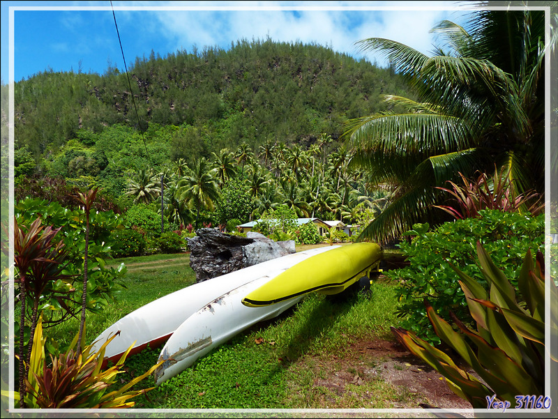 Pirogues va'a à l'entrée du village de Parea - Huahine - Polynésie française