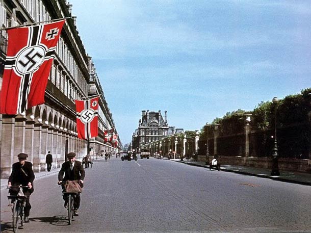 Etendards nazis le long de la rue de Rivoli. Au fond le Louvre, à droite le jardin des Tuileries.