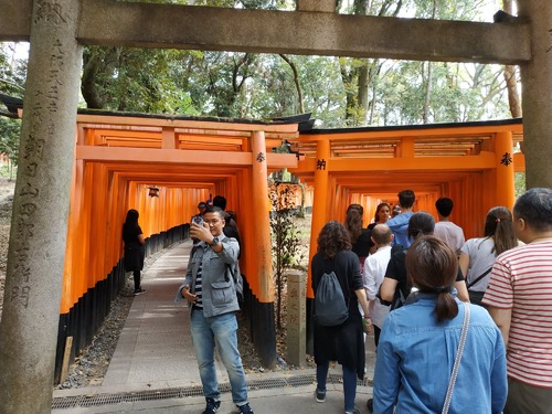 En route pour le sommet : festival Inari Taisha