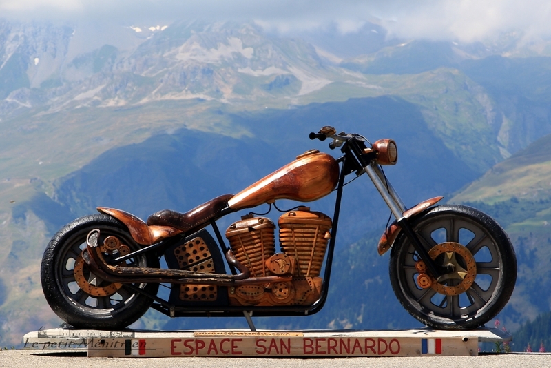 Moto en bois à la Rosière en Savoie