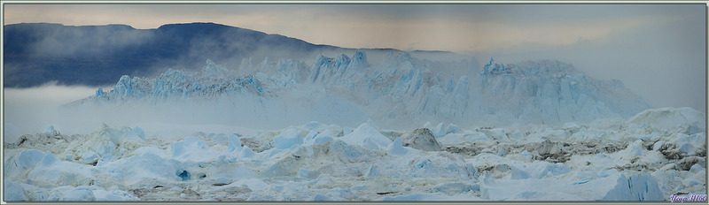 Les icebergs fantomatiques dans la brume de l'Isfjord (Icefjord) - Ilulissat - Baie de Disko - Groenland