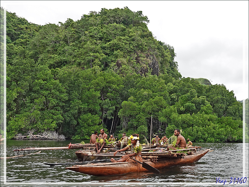 C'est parti pour une agréable balade (pour nous deux, pas pour les piroguiers !) d'une demi-heure en pirogue dans la mangrove - Tufi - Maclaren Harbour - Province d'Oro - Papouasie Nouvelle-Guinée