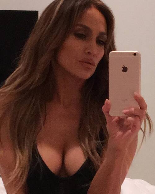  Jenni­fer Lopez : son selfie très sexy