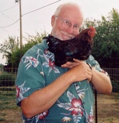 Un fermier et son poulet.