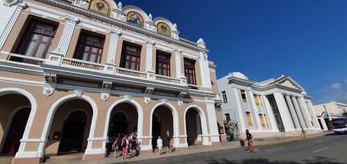 Teatro Tomas Terry (à gauche) et Colegio San Lorenzo (à droite)
