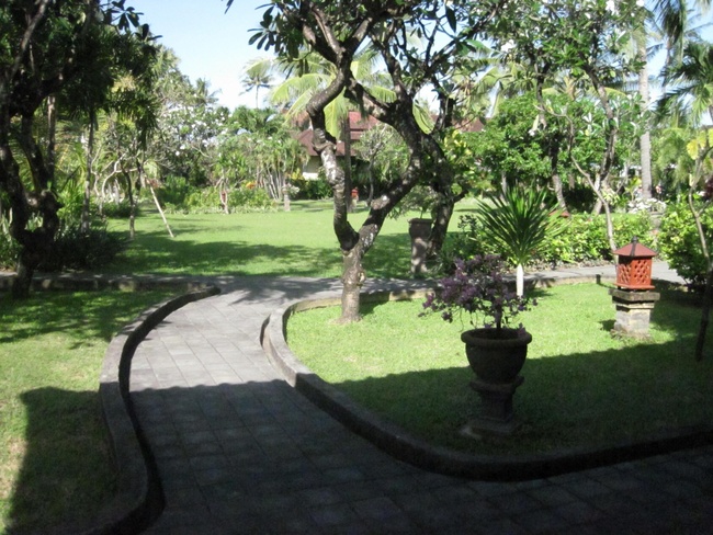 Kuta Puri Bungalows, hâvre de tranquillité au coeur de la ville.