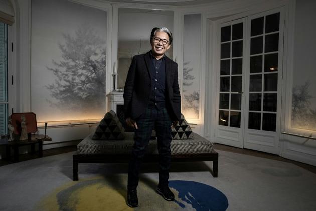 Le créateur de mode japonais Kenzo Takada pose chez lui, le 9 janvier 2019 à Paris  [JOEL SAGET / AFP/Archives]