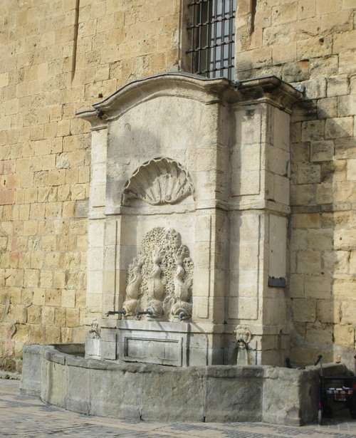 La fontaine devant le Palais des Archevêques à Narbonne