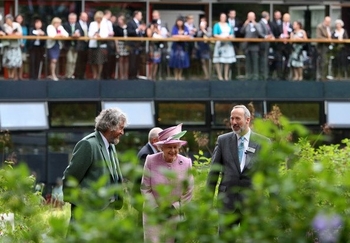 Queen+Elizabeth+II+Visits+Royal+Botanic+Garden+yKSn88oE0ERl