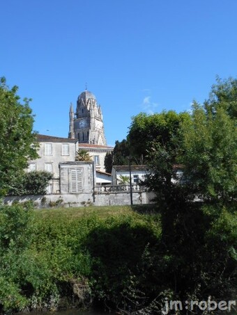 Saintes " une ville d'histoire " au bord du fleuve la  Charente …..".2 "