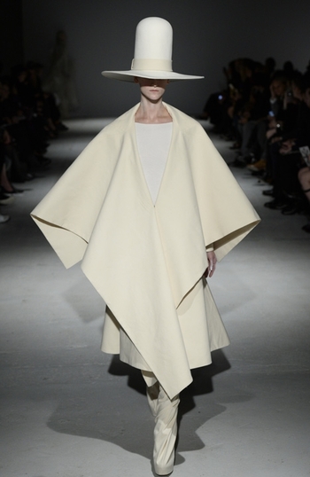 Gareth-Pugh-Autumn-Winter-2014-collection-at-Paris-Fashion-Week_dezeen_6