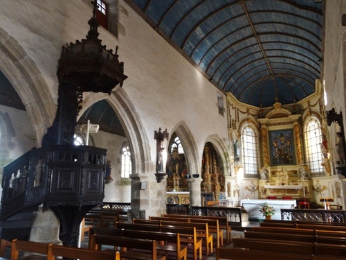 Eglise avec enclos paroissial en Bretagne (photos)