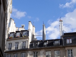 Toit de Paris sous le soleil et un ciel bleu