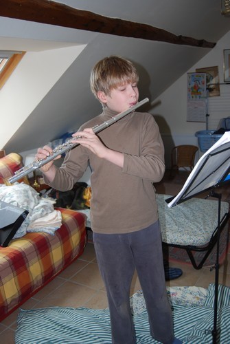 Loulou-joue-de-la-flute2.jpg