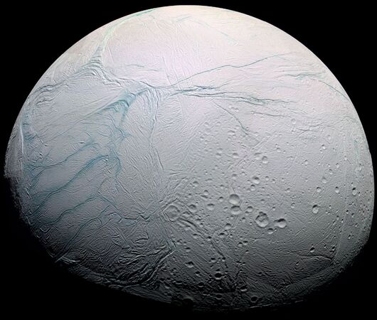 La lune Encelade photographiée par Cassini. Selon un nouveau modèle, l’épaisseur de la banquise de ce satellite de Saturne de 500 km de diamètre atteint 35 km au niveau de son équateur et moins de 5 km dans la région active du pôle sud (rayures à gauche sur l'image) où sont observés des geysers. © Nasa, ESA, JPL, Cassini Imaging Team, SSI