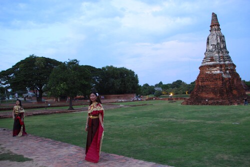 Ayutthaya : , le Viharn Pra Mongkorpit, le Wat Chai Wattanaram, la statue du roi et le pilier de la ville
