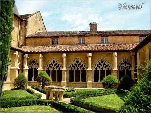 Abbaye de Cadouin Dordogne le cloître gothique 15ème et 16ème siècles