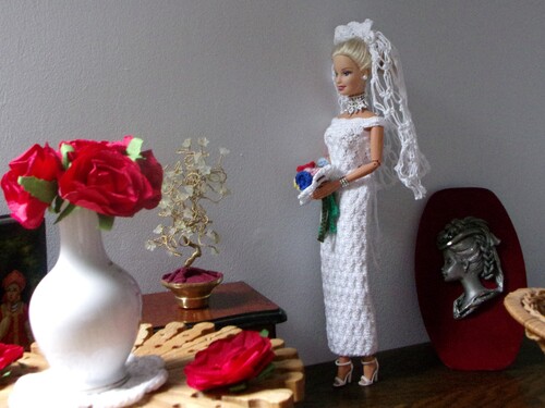 Barbie :   dans sa robe de mariée