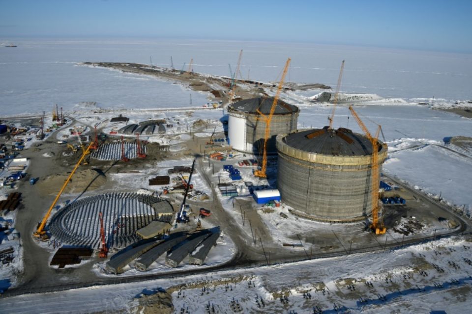 Les réservoirs en cours de construction du site russe de production de gaz naturel liquéfié (GNL) Yamal, en Sibérie arctique, photographiés le 16 avril 2015