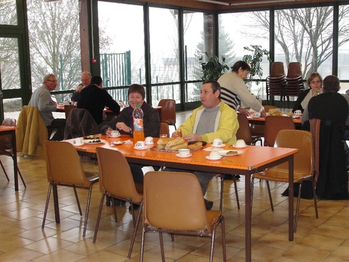 - Le restaurant "Côté Seine" à Montliot