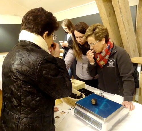 Le marché aux truffes de Bourgogne 2016, à la Maison de la Forêt, a été suivi de sympathiques intronisations