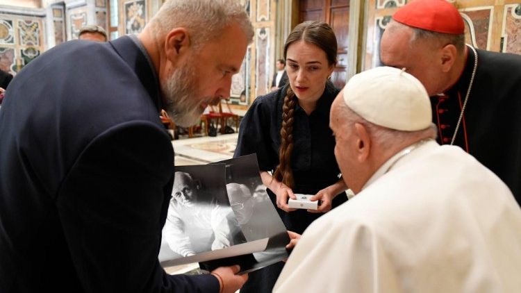 Le Pape François avec Dmitri Mouratov, directeur de rédaction de Navaïa Gazeta. 