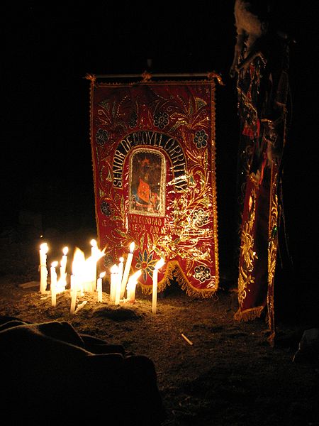 Fichier: Qoyllur R'Iti Shrine par night.jpg