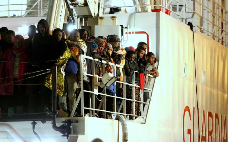 figarofr: Des migrants secourus par les garde-côtes italiens débarquent dans le port de Palerme, en Sicile.