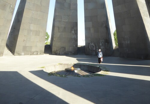 Le génocide arménien et le mémorial Tsitsernakaberd (fort aux hirondelels)