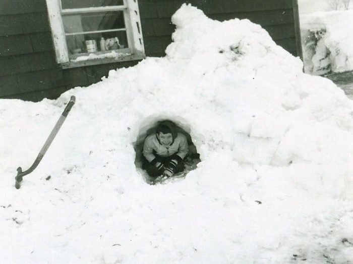 Une photo historique d'un tunnel de neige.