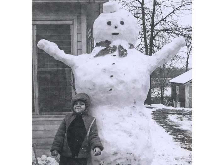 Une photo historique d'un bonhomme de neige géant.