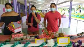 Atelier bracelets en perle de pahua pour financer les cadeaux de noël des enfants de Raiatea