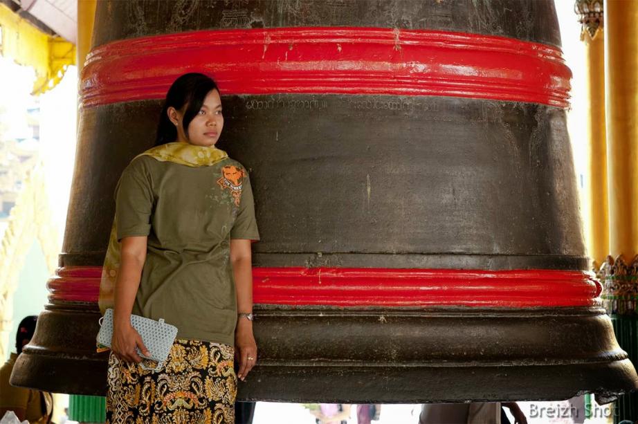 écriture birmane sur une cloche - Shwedagon écriture birmane sur une cloche - Shwedagon