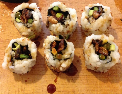 Uramaki à la peau de saumon croustillante, avocat et mini-asperges