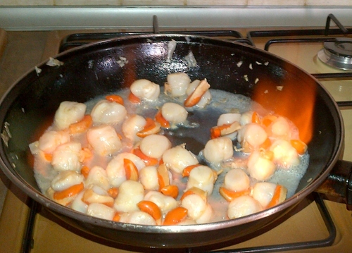 Petits vols au vent aux St Jacques,  à la bisque de homard