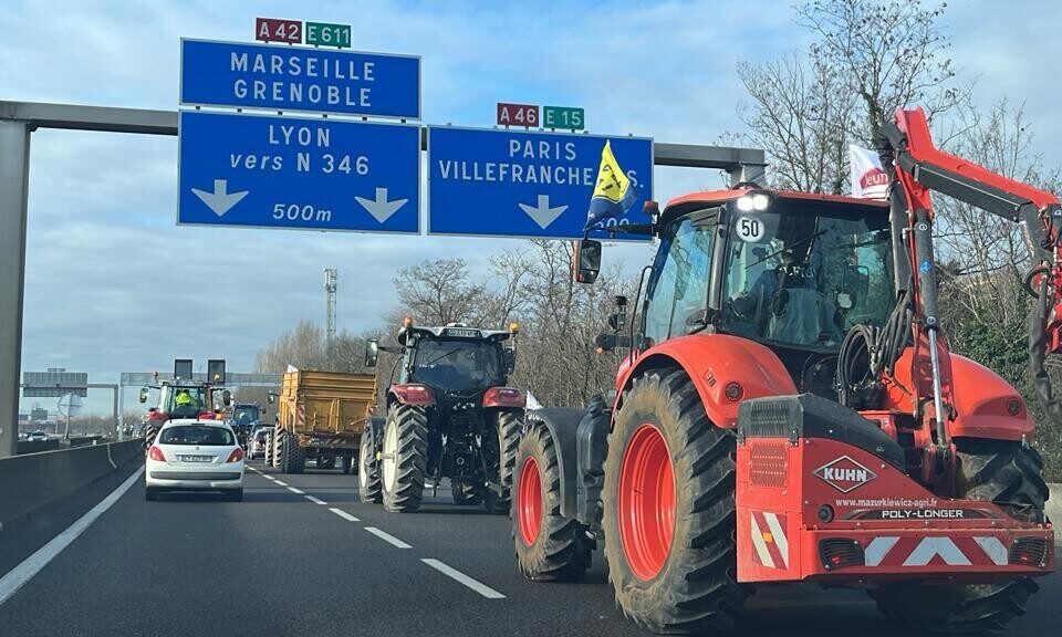 Les agriculteurs en colère bloquent l'A42 et la M6 à Lyon ce jeudi 25 janvier.