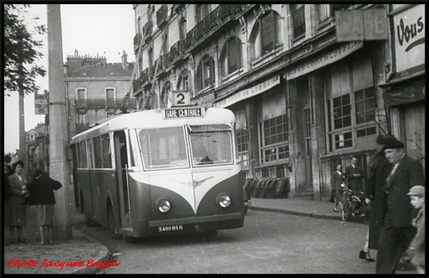 Après ses premiers tramways, la ville de Dijon s'était dotée de...trolleys-bus.