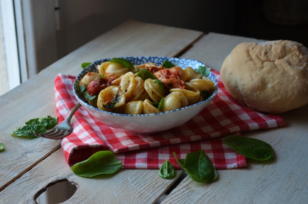 Orecchie aux tomates, à la mozzarella, feuilles d'épinard et au pesto