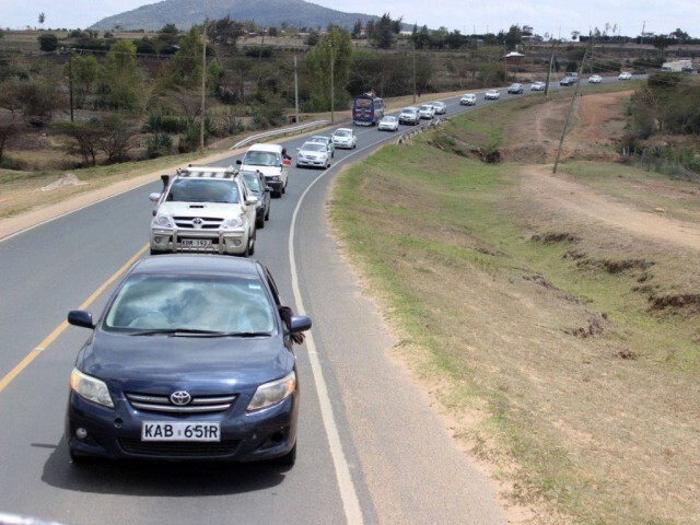 Cortège de voitures pour escorter Caleb Mwangangi Ndiku sur son retour ultime dans le comté de Machakos, au Kenya.