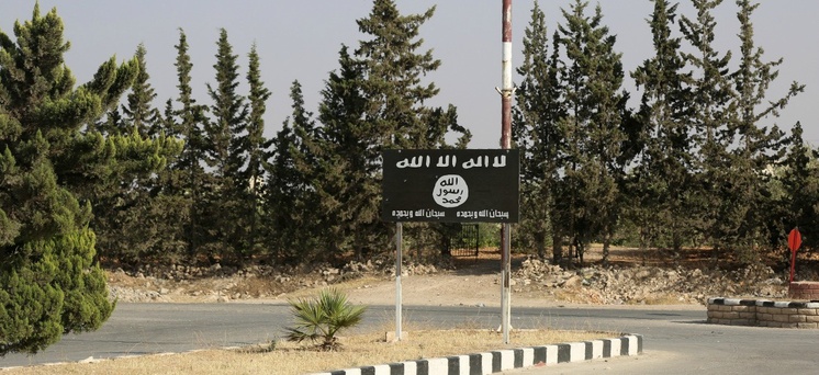 Un panneau de l'État islamique dans la ville de Manbij, dans le nord de la Syrie l'un des endroits où les combattants étrangers étaient accueillis à leur arrivée. DELIL SOULEIMAN/AFP