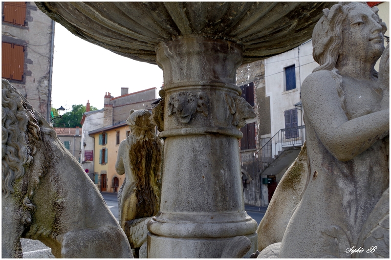 La fontaine aux Lions de Plauzat .