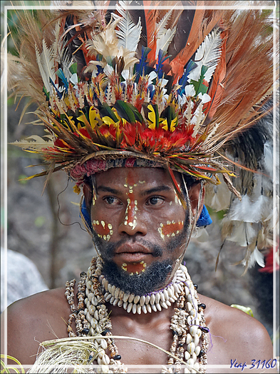 Les danses terminées, séance photos, difficile de se frayer une place pour réaliser la photo exceptionnelle ! - Tufi - Maclaren Harbour - Province d'Oro - Papouasie Nouvelle-Guinée