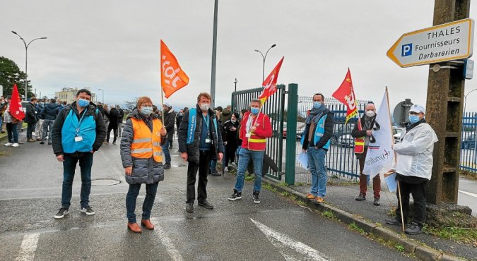 Les salariés bloquent les livraisons sur le site de Thales, à Brest, ce jeudi matin.