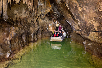 Photo Grotte de Labouiche (Ariège) - Progression dans la barque dans un  passage plus étroit - Philippe Crochet - Photographe de la spéléologie et  du monde minéral