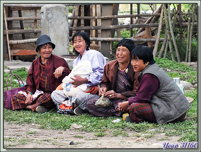 Blog de images-du-pays-des-ours : Images du Pays des Ours (et d'ailleurs ...), Concours de tir à l'arc à poulies: spectatrices hilares - Paro - Bhoutan