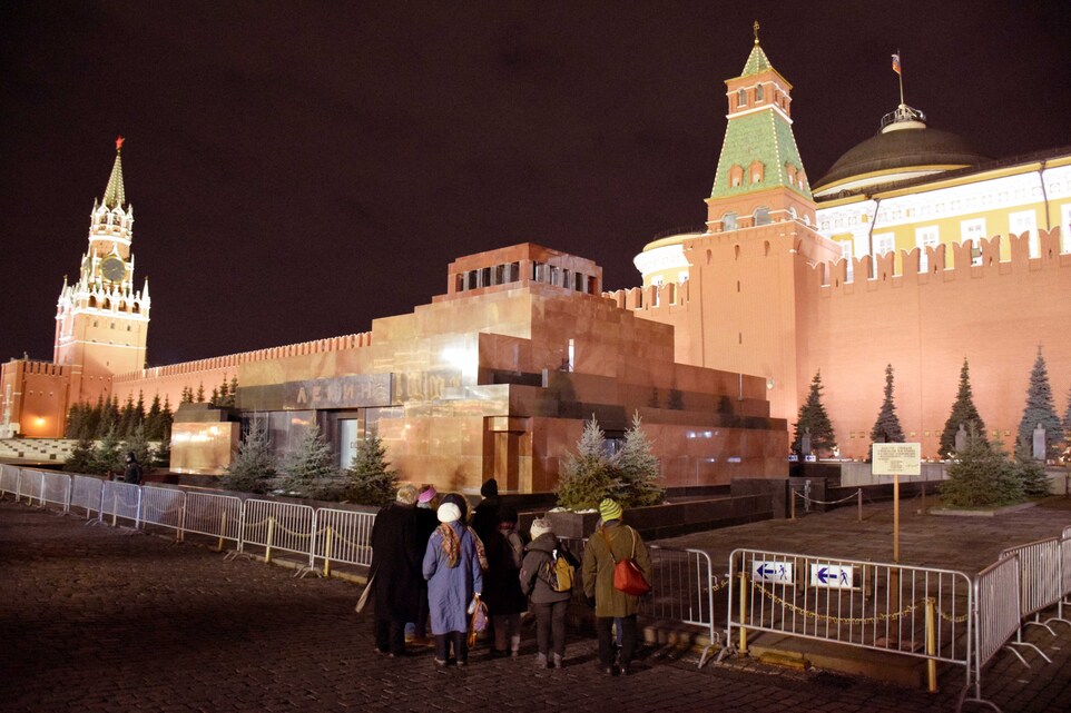 Moscou - Place rouge - Le mausolée de Lénine - Les murs du Kremlin et la tour du Sauveur