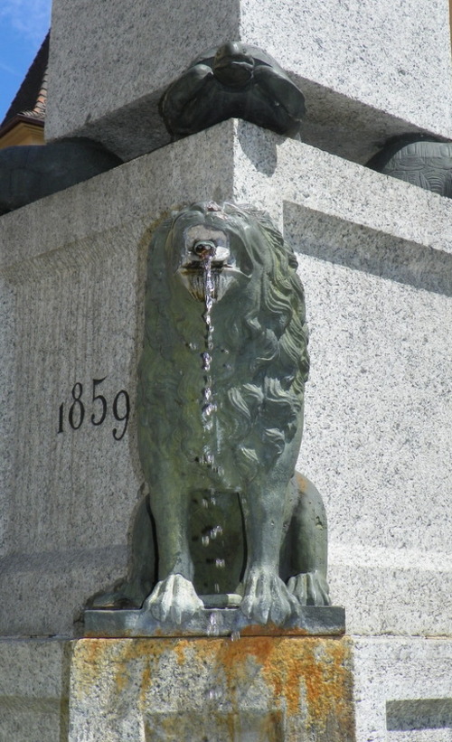 Fontaine sur la place Notre-Dame 